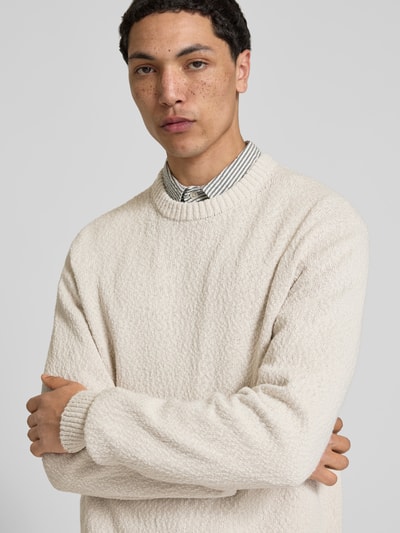 Männermodel trägt Pullover in Strick-Optik von ANNARR aus Reine Baumwolle, Relaxed-Fit, Rundhalsausschnitt, cremefarben, Nahaufnahme Oberkörper.