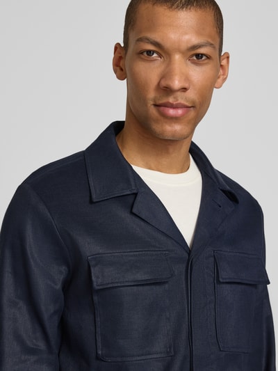 Männermodel draagt Regular Fit Hemdjacke aus Leinen-Mix met borstzakken van Profuomo, donkerblauw, reverskraag, knoopsluiting, mix van katoen en linnen, regular fit, borstzakken, ruglengte maat M 77 cm, Nahaufnahme bovenlichaam.