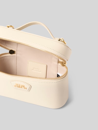 Produktfoto, Kosmetiktasche mit Logo-Detail von Marc Jacobs in Beige mit Hauptfach, abnehmbaren Tragehenkeln, Zierschnalle und Zweiwege-Reißverschluss, Maße: 18 cm Breite, 12 cm Länge, 7 cm Tiefe, glatte Oberfläche und goldfarbene Details.