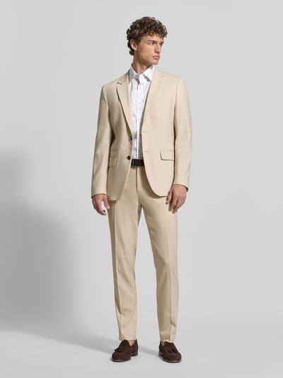 Męski model nosi Modern Fit Business-Hemd mit Kentkragen od OLYMP z bawełny, kwiatowy nadruk na całej powierzchni, listwa guzikowa, zaokrąglony dół, długość tyłu w rozmiarze 40: 81 cm, szerokość w rozmiarze 40: 49 cm, długość rękawów w rozmiarze 40: 27 cm, widok całej sylwetki z przodu