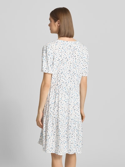 Frauenmodel trägt tailliertes Sommerkleid aus reiner Viskose Modell 'ZALLY LIFE' von Only mit Allover-Muster, Ganzkörperansicht Rückansicht.