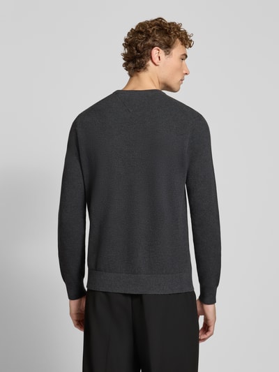 Męski model nosi Regular Fit Pullover aus reiner Baumwolle von Tommy Hilfiger, ciemnoszary, gładka tekstura, pełen tylny widok.