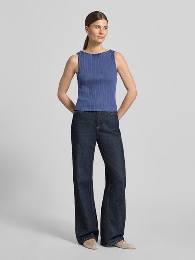Frauenmodel trägt Stricktop mit Strukturmuster und Rundhalsausschnitt von Scotch & Soda in Blau, Regular Fit, Nahaufnahme Oberkörper.