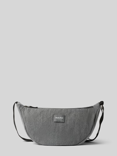Produktfoto, Pouch aus reiner Baumwolle in Denim-Optik von Studio Noos, graue Textur, Reißverschluss, Logo-Detail, verstellbarer Schulterriemen.