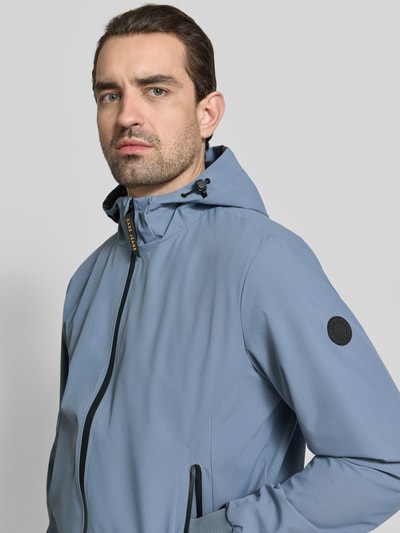 Männermodel trägt Jacke mit Reißverschlusstaschen Modell 'MATTEO' von CARS JEANS, blaugrau, Material-Mix mit Stretch-Anteil, Nahaufnahme Oberkörper.