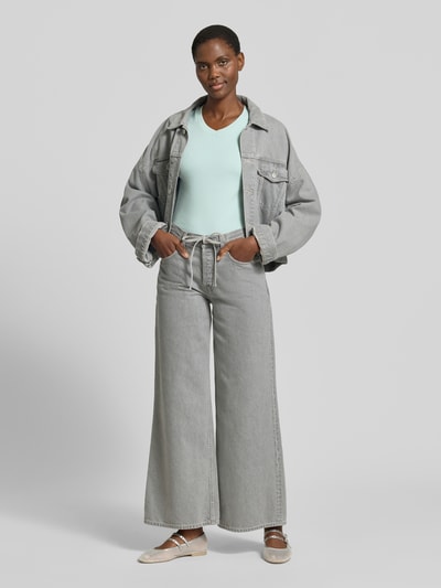 Frauenmodel trägt T-Shirt mit Rundhalsausschnitt von Christian Berg Woman, Baumwoll-Elasthan-Mix, Slim-Fit, 1/2-Arm, Rückenlänge 53 cm, Ganzkörperansicht von vorne.