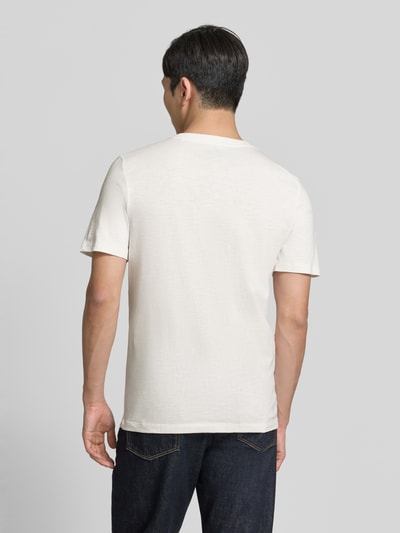 Männermodel trägt Regular Fit T-Shirt aus reiner Baumwolle von s.Oliver RED LABEL, Optik: Unifarben, Ganzkörperansicht Rückansicht.