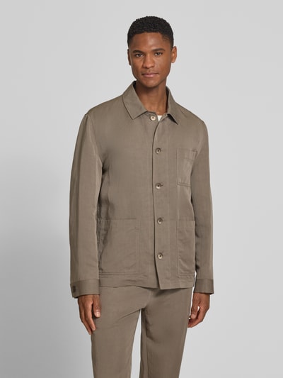 Männermodel trägt Regular Fit Hemdjacke aus Lyocell-Mix mit Leinen-Anteil von Roy Robson, beige, Knopfleiste, AufgesetzteTaschen, Kentkragen, Langärmelig, Ganzkörperansicht von vorne, Rückenlänge bei Größe 50: 74 cm.