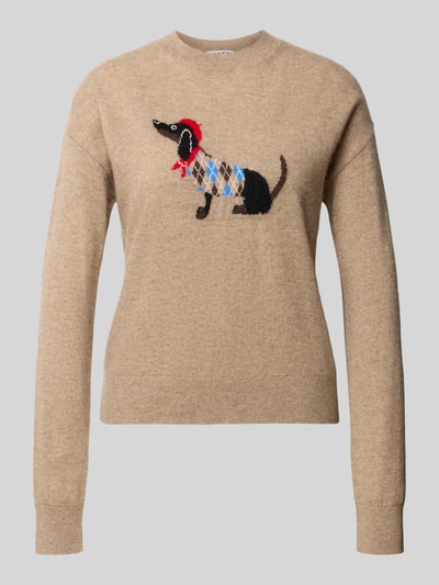 Frauenmodel trägt beigen Regular Fit Pullover aus reinem Kaschmir von Jake*s Casual mit Hundemotiv, Ganzkörperansicht von vorne.