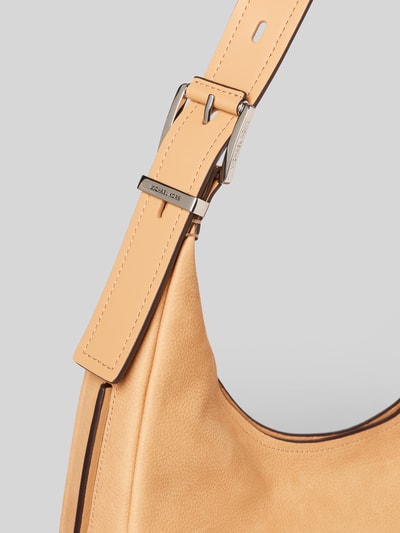 Produktfoto, Hobo Bag mit Label-Detail Modell 'NOLITA' von MICHAEL Michael Kors, beżowa faktura, srebrne zapięcie, detal paska, Szerokość w rozmiarze 1: 40 cm, Długość w rozmiarze 1: 42 cm, Głębokość w rozmiarze 1: 10 cm, Długość paska na ramię w rozmiarze 1: 36 cm