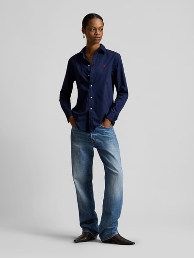 Frauenmodel trägt Slim Fit Hemdbluse aus reiner Baumwolle von Polo Ralph Lauren, Optik: Unifarben, Passform: Slim Fit, Hemdkragen, Rückenpasse mit Cacharel-Falte, einreihige Knopfleiste, Ärmelform: Langarm, Manschette, Rumpfabschluss: abgerundet, Material: reine Baumwolle, Ganzkörperansicht von vorne.