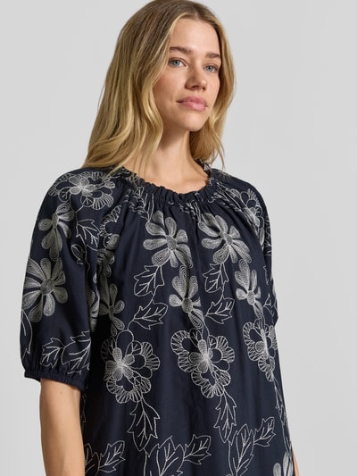 Frauenmodel trägt Knielanges Kleid mit Rundhalsausschnitt und Raffungen von Milano Italy aus Baumwoll-Mix, florales Muster, 1/2-Arm, Nahaufnahme Oberkörper. Kontext: Loose-Fit, Rückenlänge bei Größe 36: 91 cm, Brustweite: 53 cm, Ärmellänge: 35 cm.
