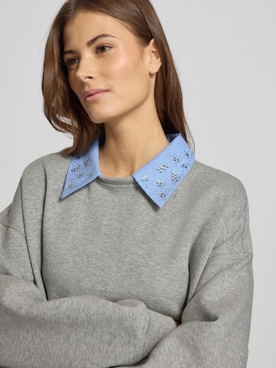 Frauenmodel trägt Sweatshirt mit Hemdblusenkragen von Liu Jo White in Grau mit blauem Kragen und gerippten Abschlüssen, Nahaufnahme Oberkörper.