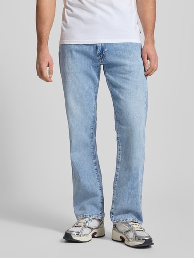 Mężczyzna nosi Wide Fit Jeans mit 5-Pocket-Design von Levi's®, jasnoniebieski, bawełna z elastanem, Ganzkörperansicht von vorne.