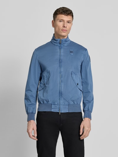 Männermodel trägt Jacke mit Zweiwege-Reißverschluss Modell 'Badger' von Blauer Usa in Blau, Baumwoll-Elasthan-Mix, Regular-Fit, Stehkragen, Pattentaschen, Ganzkörperansicht von vorne. Rückenlänge 64 cm, Schulterbreite 40 cm, Brustweite 50 cm, Ärmellänge 63 cm, Größe M.