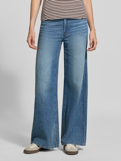 Vrouwenmodel draagt Wide Fit Jeans uit puur katoen van zero, 5-pocketmodel, knoop- en ritssluiting, Bandwijdte maat 36: 40 cm, Binnenbeenlengte maat 36: 80 cm, Ganzenshot van voren.