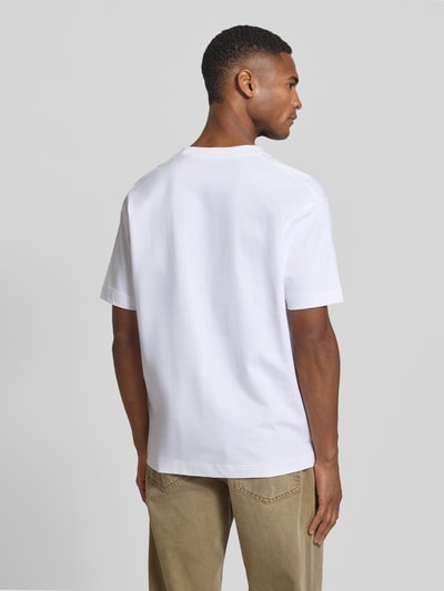 Männermodel trägt Relaxed Fit T-Shirt aus reiner Baumwolle von Marc O'Polo in Weiß mit Label Patch, Rundhalsausschnitt, Kurzarm, unifarben, Feinripp-Material, Ganzkörperansicht Rückansicht.