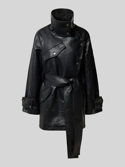 Produktfoto, schwarze Jacke in Leder-Optik Modell 'SILLE' von Topshop mit Stehkragen, Pattentaschen und Gürtel, strukturierte Oberfläche