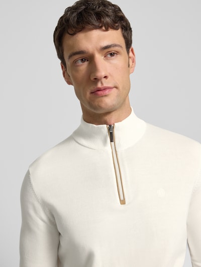 Męski model nosi Strickpullover mit Stehkragen od bugatti, biały kolor, czysta bawełna, regular fit, prążkowane wykończenia, zamek, zbliżenie na górę ciała.