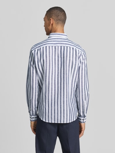 Männermodel trägt Slim Fit Business-Hemd mit Kentkragen Modell 'Pit' von JOOP! Collection, Baumwoll-Leinen-Mix, Ganzkörperansicht Rückansicht.