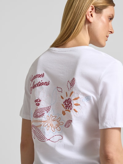 Vrouwenmodel draagt Relaxed Fit T-shirt met ronde hals model 'Jeanitta' van MSCH Copenhagen, puur katoen, ruglengte maat XS/S 58 cm, Ganzkörperansicht Rückansicht.