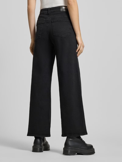 Vrouwenmodel draagt zwarte Bootcut Jeans uit katoenmix, model 'MADISON BLUSH' van ONLY, high waist, 5-pocket, unikleur, ganzicht achterkant.