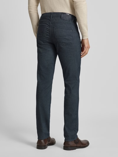 Männermodel trägt Hose mit Eingrifftaschen Modell 'Cadiz' von Brax, Regular-Fit, Baumwoll-Viskose-Mix, Ganzkörperansicht Rückansicht.