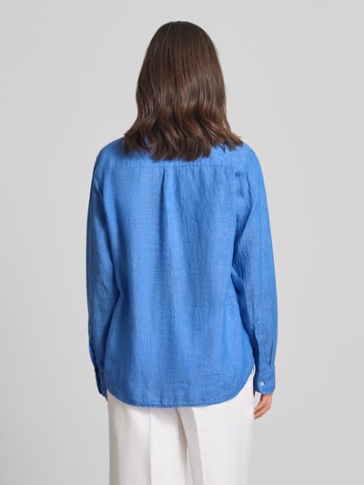 Vrouwenmodel draagt Hemdbluse aus Leinen mit Kentkragen Modell 'MIRA' van 0039 Italy, regular fit, blauwe kleur, rugaanzicht, context: dames hemdbluse, puur linnen, knoopsluiting, sportmanchet, ruglengte maat S 68 cm, mouwlengte 62 cm.