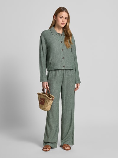 Modelka kobieca ma na sobie zieloną Jacke aus Leinen-Mix mit Kentkragen Modell 'Viana Ginia' od MSCH Copenhagen, prosty krój, guziki, tkanina z mieszanką lnu i wiskozy, zdjęcie całej sylwetki z przodu.