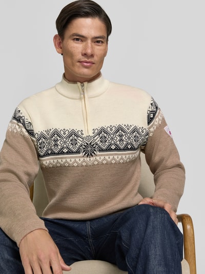 Männermodel trägt Wollpullover mit Troyer-Kragen Modell 'Moritz' von Dale of Norway, Beige und Creme mit Muster, Nahaufnahme Oberkörper.