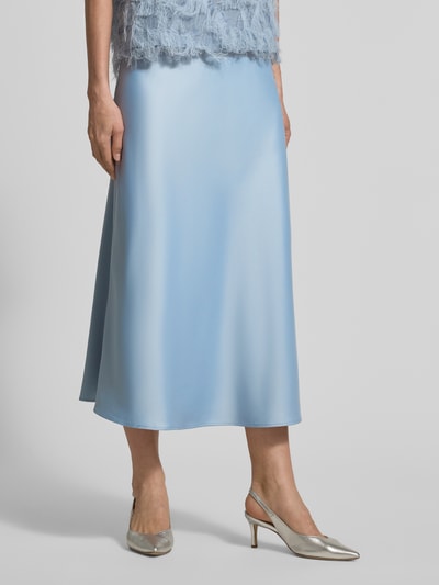Frauenmodel trägt A-Linien Midi-Rock aus Satin Modell 'LENA' von Selected Femme in Hellblau, unifarben, glatte Oberfläche, Nahaufnahme Unterkörper.