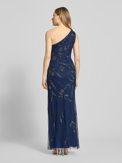 Männermodel trägt Regular Fit Abendkleid mit floralem Allover-Stitching von Adrianna Papell, obszycie ozdobnymi kamieniami, krój regular fit, kwiatowy haft na całej powierzchni, asymetryczny krój, sukienka na jedno ramię, halka pod spódnicę, długość tyłu w rozmiarze 36: 135 cm, szerokość w rozmiarze 36: 42 cm, niebieskie, różnorodne faktury, Ganzkörperansicht Rückansicht.