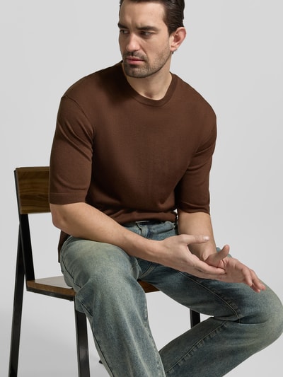 Männermodel trägt Relaxed Fit T-Shirt aus Lyocell-Woll-Mix von Officine Générale, braun, semitransparent, Halbarm, Nahaufnahme Oberkörper. Herren T-Shirt mit Rundhalsausschnitt, Rückenlänge bei Größe M: 67 cm.