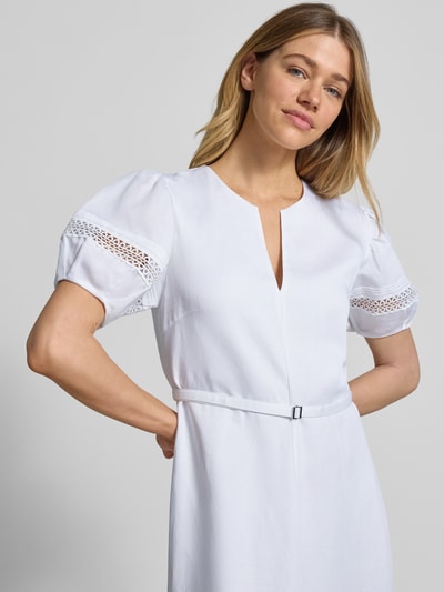 Frauenmodel trägt A-Linie Freizeitkleid aus Lyocell-Leinen-Mix Modell 'DORALIA' von BOSS, Optik: Unifarben, V-Ausschnitt, Kurzarm, elastischer Ärmelabschluss, Flammgarn, Nahaufnahme Oberkörper.