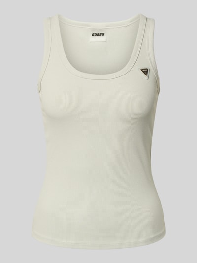 Produktfoto, cremefarbenes Slim Fit Top aus elastischem Viskose-Mix Modell 'Colette' von Guess mit Logo-Applikation und Rundhalsausschnitt.