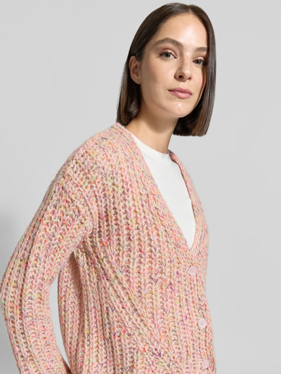 Frauenmodel trägt Relaxed Fit Cardigan mit Baumwoll-Anteil von Milano Italy, Strick-Optik, Knopfleiste, pastellfarbener Material-Mix, Nahaufnahme Oberkörper.