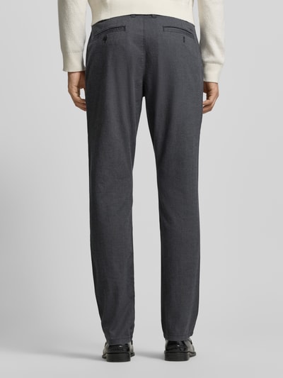 Männermodel trägt Stoffhose mit französischen Eingrifftaschen von MCNEAL, Baumwoll-Elasthan-Mix, Gerader Schnitt, Ganzkörperansicht Rückansicht.