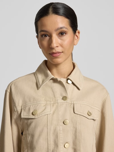 Frauenmodel trägt Jeansjacke mit Brusttaschen und Fransen von Luisa Cerano, beige Farbton, Baumwoll-Lyocell-Mix, Nahaufnahme Oberkörper.