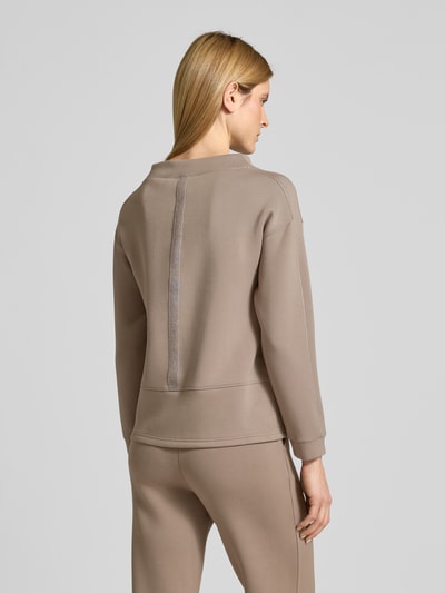 Frauenmodel trägt Loose Fit Sweatshirt aus Viskose-Mix mit Stehkragen von Betty Barclay in Beige mit Zierstein-Besatz, elastische Abschlüsse, Ganzkörperansicht Rückansicht.