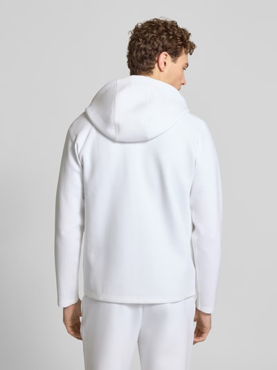Männermodel trägt Regular Fit Sweatjacke mit Baumwoll-Anteil von Lacoste Sport in Weiß, unifarben, Scuba-Material, Ganzkörperansicht Rückansicht.