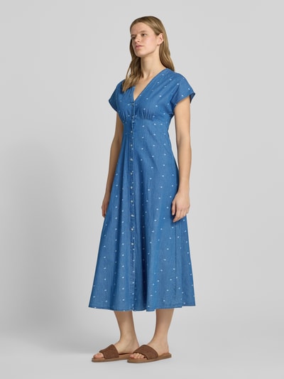 Frauenmodel trägt sukienka denimowa Tailliertes Jeanskleid aus reiner Baumwolle Modell 'NOVA AZURE' von Only, wzór na całej powierzchni, krój taliowany, długość midi, dekolt w serek, krótki rękaw, listwa guzikowa, materiał: bawełna, kolor niebieski, faktura gładka. Ganzkörperansicht von vorne.