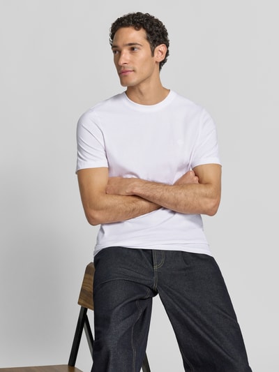 Męski model nosi Regular Fit T-Shirt mit Logo-Stitching od MCNEAL, czysta bawełna, okrągły dekolt, długość tyłu w rozmiarze M: 70 cm, Ganzkörperansicht z przodu.