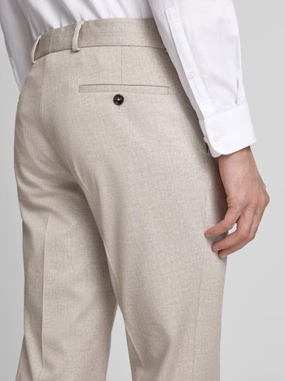 Männermodel trägt Slim Fit Stoffhose mit Viskose-Anteil Modell 'Paco' von CG - Club of Gents, Beige, Anzug-Stoff:, Detailaufnahme Gesäßbereich, Elastischer-Material-Mix, Bügelfalten, Eingriffstaschen, Gesäßtasche, Knopf- und Reißverschluss, Bundweite 45 cm, Innenbeinlänge 80 cm, Größe 50.