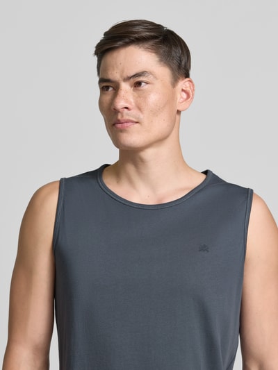 Männermodel trägt Tanktop mit Rundhalsausschnitt und Logo-Print von Lerros aus Reine Baumwolle, Regular-Fit, Nahaufnahme Oberkörper. Rückenlänge bei Größe M: 69 cm.