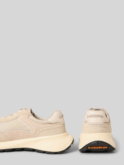 Produktfoto, Sneaker mit Schnürverschluss Modell 'City' von HOFF in Beige mit Kontrastbesatz, abgerundete Passform, profilierte Sohle, Absatzhöhe 5 cm, Schafthöhe 6 cm, Schaftweite 7 cm, zeigt Materialmix und strukturierte Texturen.
