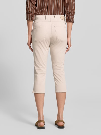Frauenmodel trägt Skinny Fit Caprihose aus Baumwoll-Mix Modell 'LUCA' von Raphaela By Brax, Optik: Unifarben, Ganzkörperansicht Rückansicht.