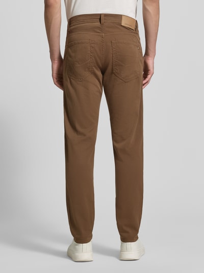 Männermodel trägt Regular Fit Hose mit Eingrifftaschen Modell 'Lyon' von Pierre Cardin in Braun, Baumwoll-Elasthan-Mix, Ganzkörperansicht Rückansicht. Bundweite 41 cm, Innenbeinlänge 80 cm bei Größe 32/32.