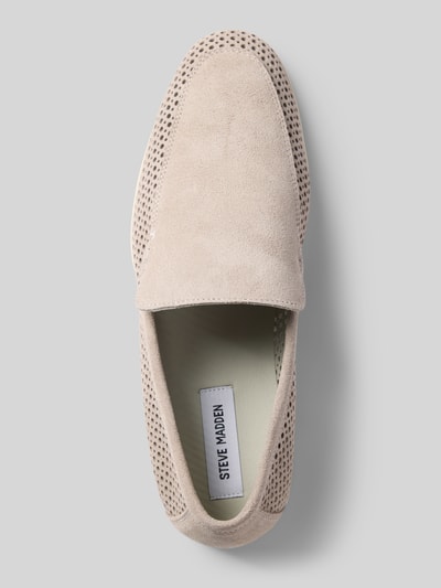 Produktfoto, Loafer aus echtem Leder Modell 'Mayne' von Steve Madden in Beige mit Lochmuster, abgerundete Form, glatte Sohle, Draufsicht.