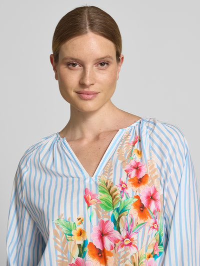 Frauenmodel trägt Regular Fit Bluse im Allover-Look mit V-Ausschnitt von Emily Van den Bergh, Reine Baumwolle, Nahaufnahme Oberkörper.
