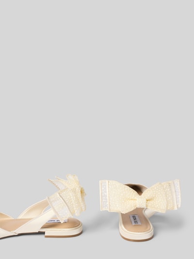 Produktfoto, cremefarbene Pantolette mit Zierschleife Modell 'Synthia' von Steve Madden, spitz zulaufend, glänzendes Design, flacher Blockabsatz, glatte Sohle, offene Ferse, Damenmodell